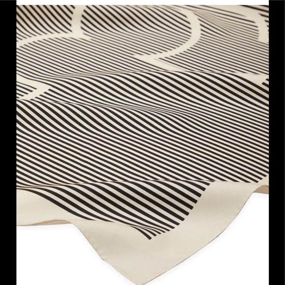 JUST IN TORY BURCH SILK SCARF PRICE FIRM - Picture 8 of 9